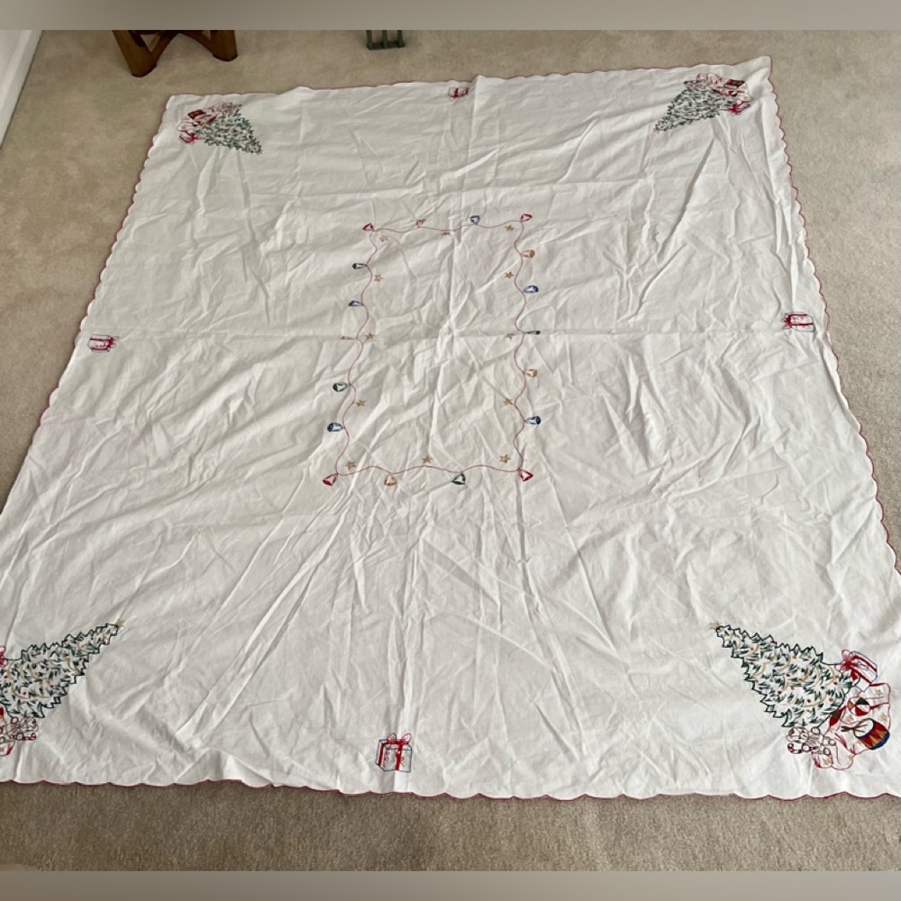 Vintage Embroidered Christmas Tablecloth with Matching Napkins. - Picture 5 of 11